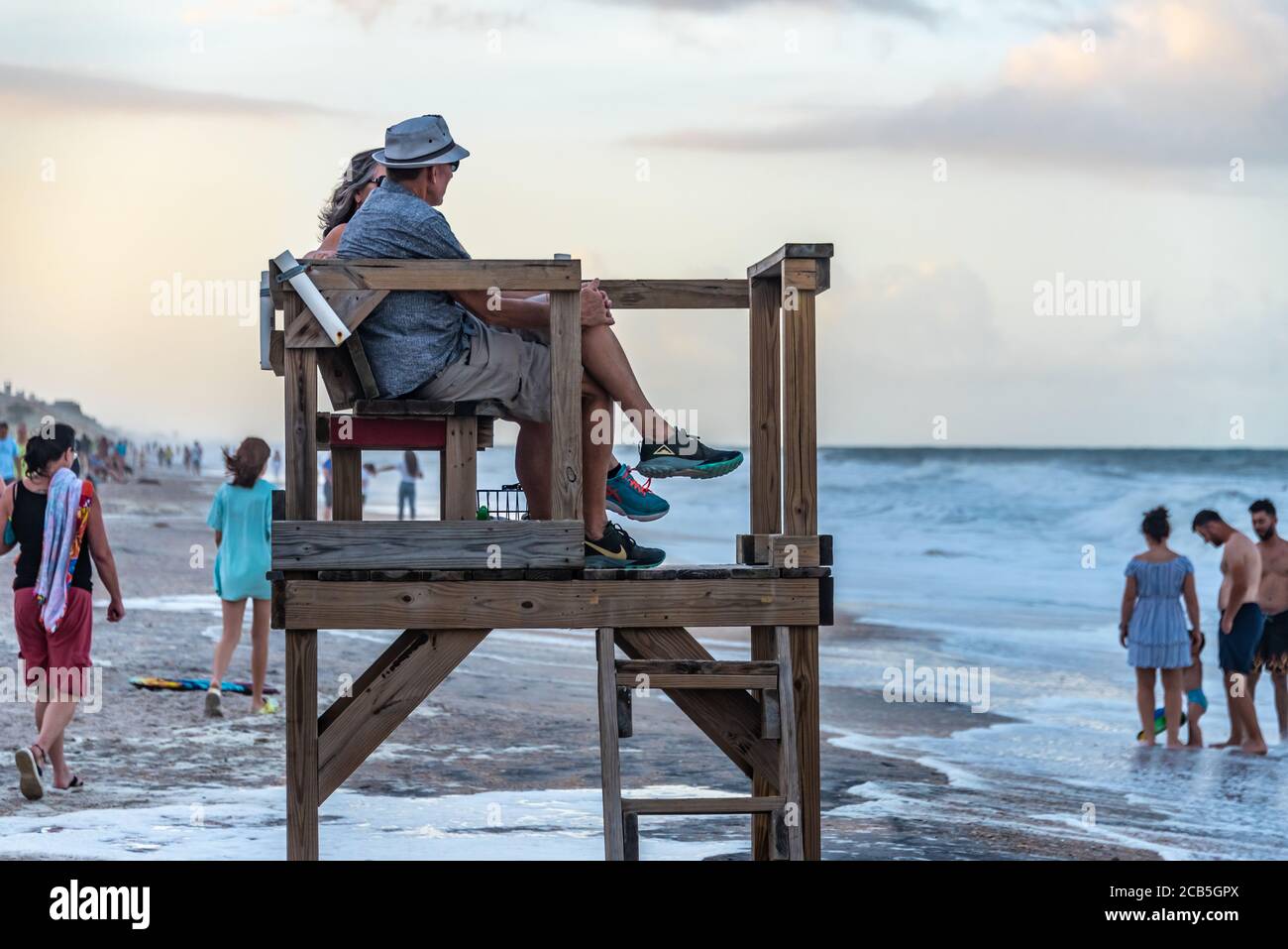 Familles appréciant une belle soirée de détente à Mickler Beach à Ponte Vedra Beach, Floride. (ÉTATS-UNIS) Banque D'Images