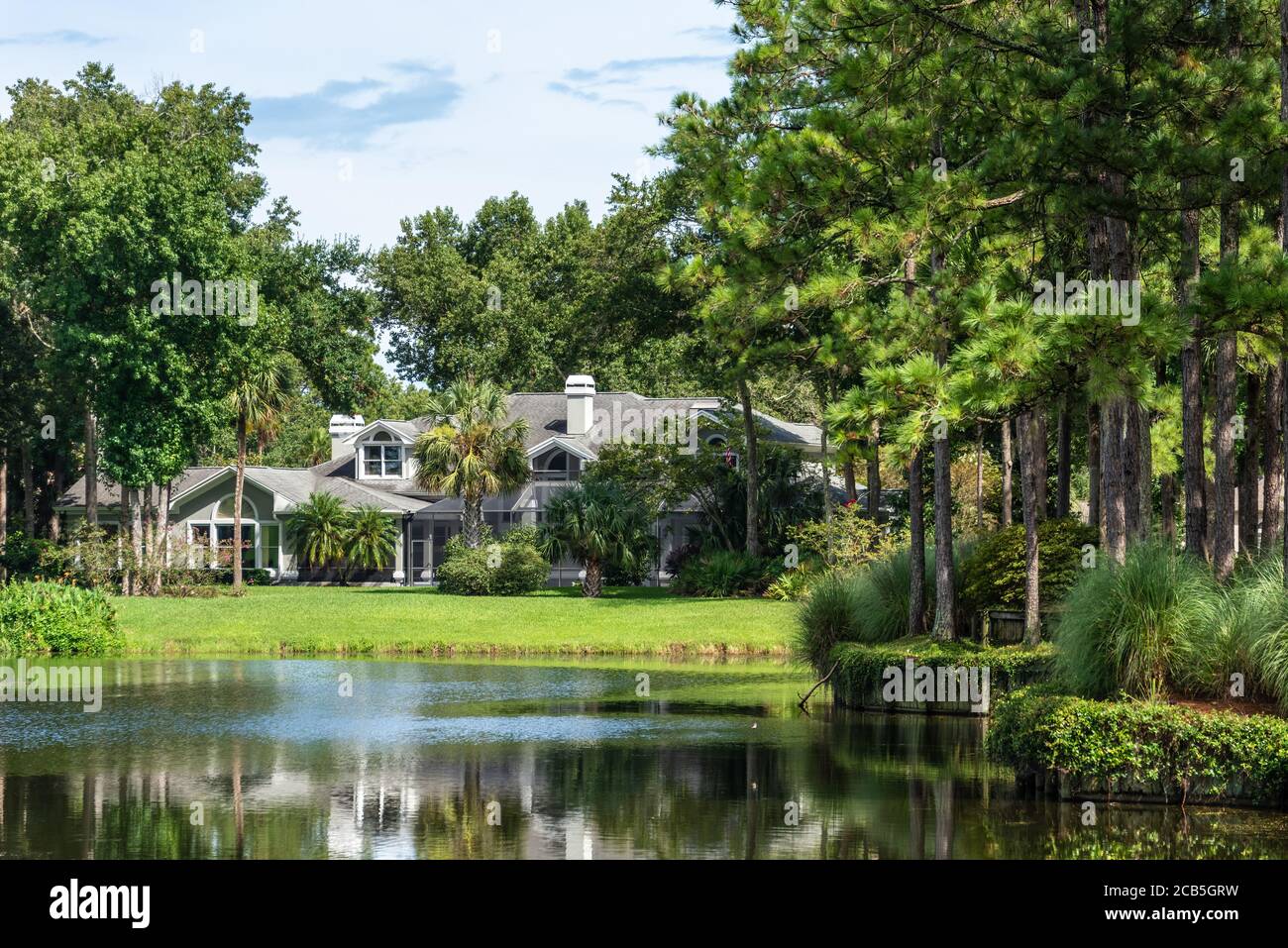 Maison en bord de lac avec vue sur le parcours de golf au Sawgrass Players Club, une communauté privée haut de gamme à Ponte Vedra Beach, Floride. (ÉTATS-UNIS) Banque D'Images