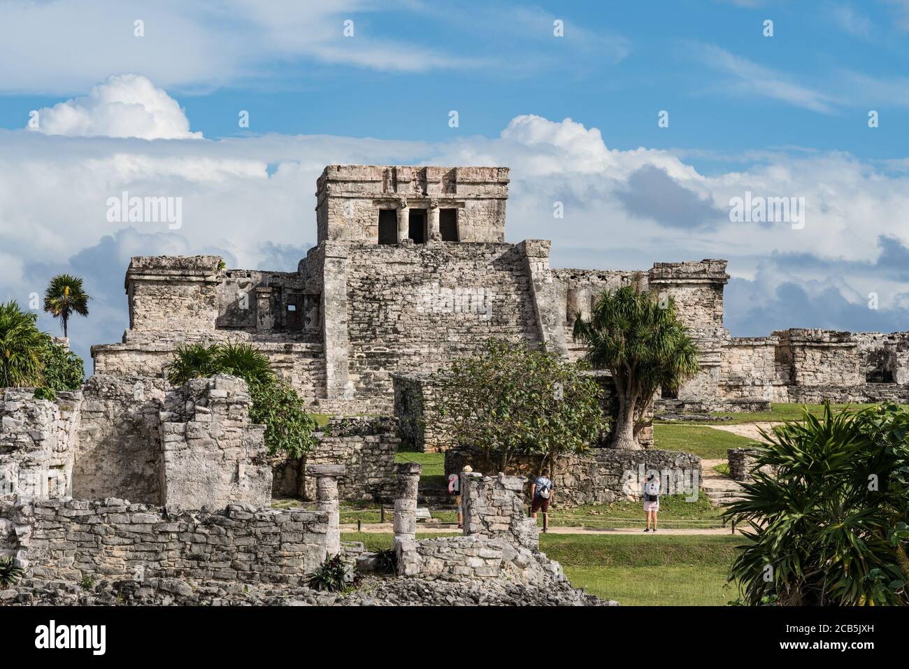 El Castillo ou le château est le plus grand temple des ruines de la ville maya de Tulum sur la côte de la mer des Caraïbes. Parc national de Tulum, qui Banque D'Images
