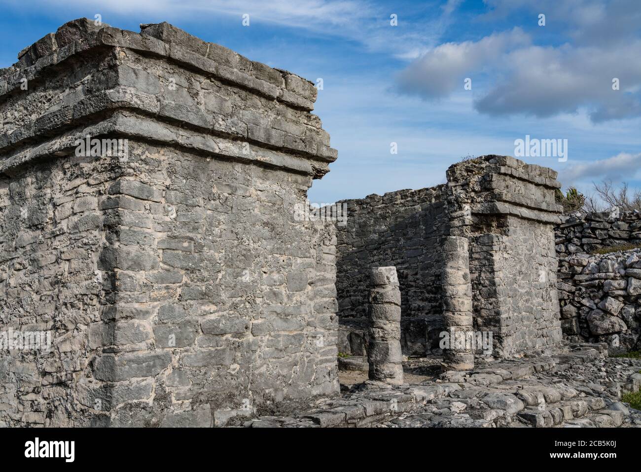 La Maison du Cénote dans les ruines de la ville maya de Tulum sur la côte de la mer des Caraïbes. Parc national de Tulum, Quintana Roo, Mexique. Je Banque D'Images