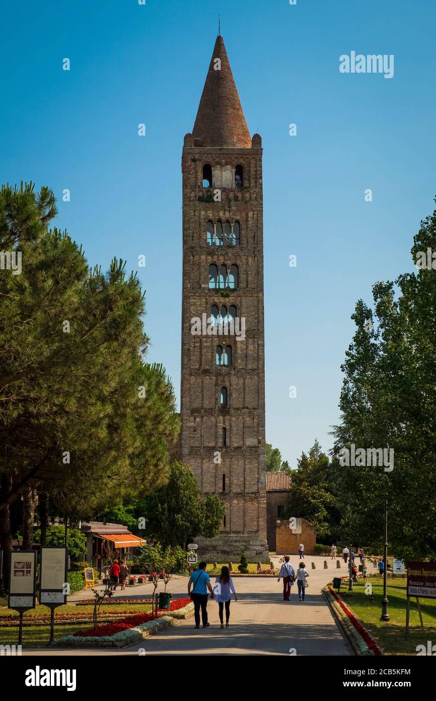 Abbaye de Pomposa, monastère bénédictin, église médiévale et tour campanile. Codigoro, Ferrare, Emilie Romagne, Italie, Europe. Banque D'Images