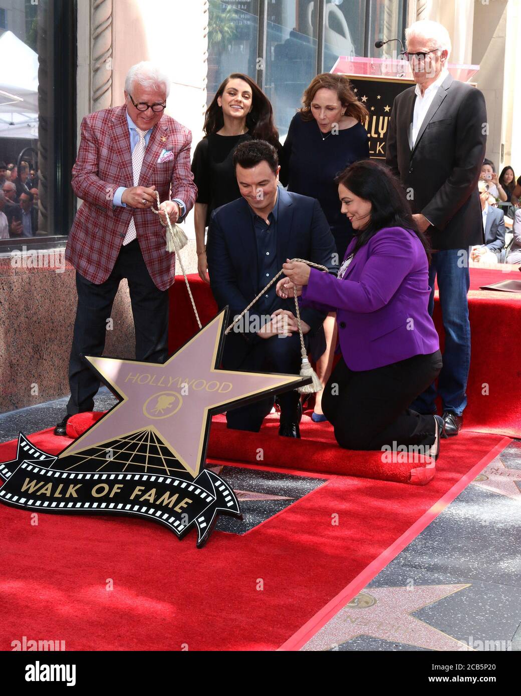 LOS ANGELES - APR 23: Vin Di Bona, Mila Kunis, Seth MacFarlane, Ted Danson, Ann Druyan, Rana Ghadban à la cérémonie des étoiles Seth MacFarlane sur le Hollywood Walk of Fame le 23 avril 2019 à Los Angeles, CA Banque D'Images