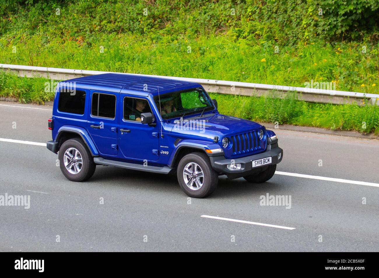 2019 bleu Jeep Wrangler Sahara Illimité MJT véhicules en mouvement,  voitures conduisant des véhicules sur les routes du Royaume-Uni, moteurs,  conduite sur le réseau d'autoroute M6 Photo Stock - Alamy