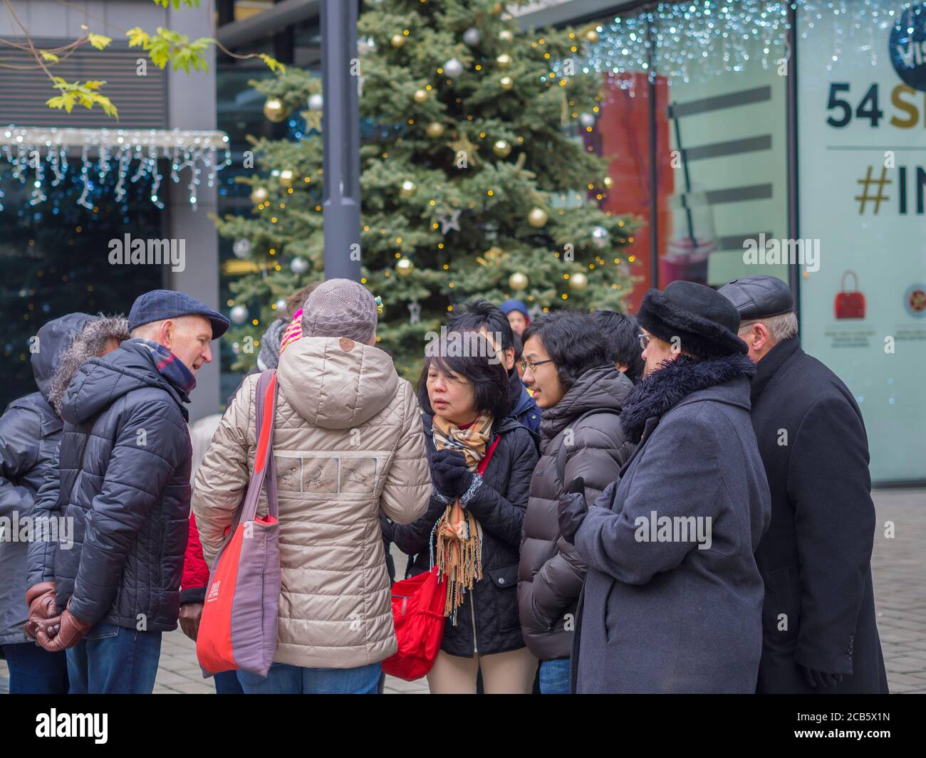 République tchèque, Prague, vieille ville, 6 décembre 2017: Groupe de touristes se tenant et parlant devant un arbre de noël décoré dans le vieux centre de prague Banque D'Images