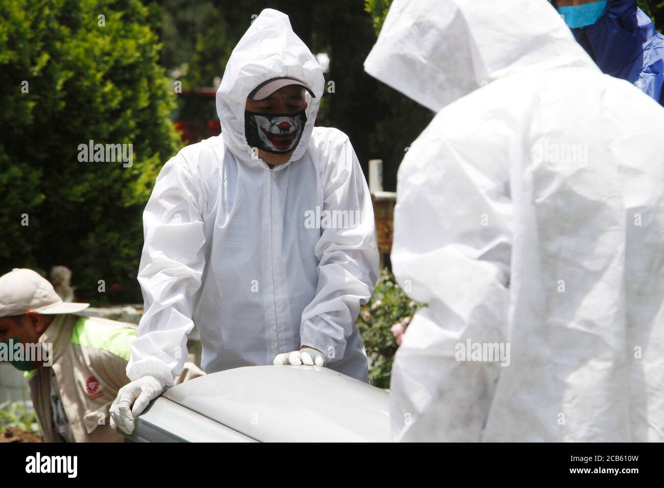 MEXICO, MEXIQUE LE 1er AOÛT 2020 : un ouvrier funéraire porte un équipement de protection enterrant le corps d'une personne décédée d'un coronavirus à un endroit spécial pour les victimes de Covid-19 au cimetière de San Isidro. Le Mexique a atteint 46,688 décès, étant le troisième pays avec les plus grands décès de Covid-19 dans le monde le 1er août 2020 à Mexico, Mexique crédit: Leonardo Casas/Eyepix Group/The photo Access Banque D'Images