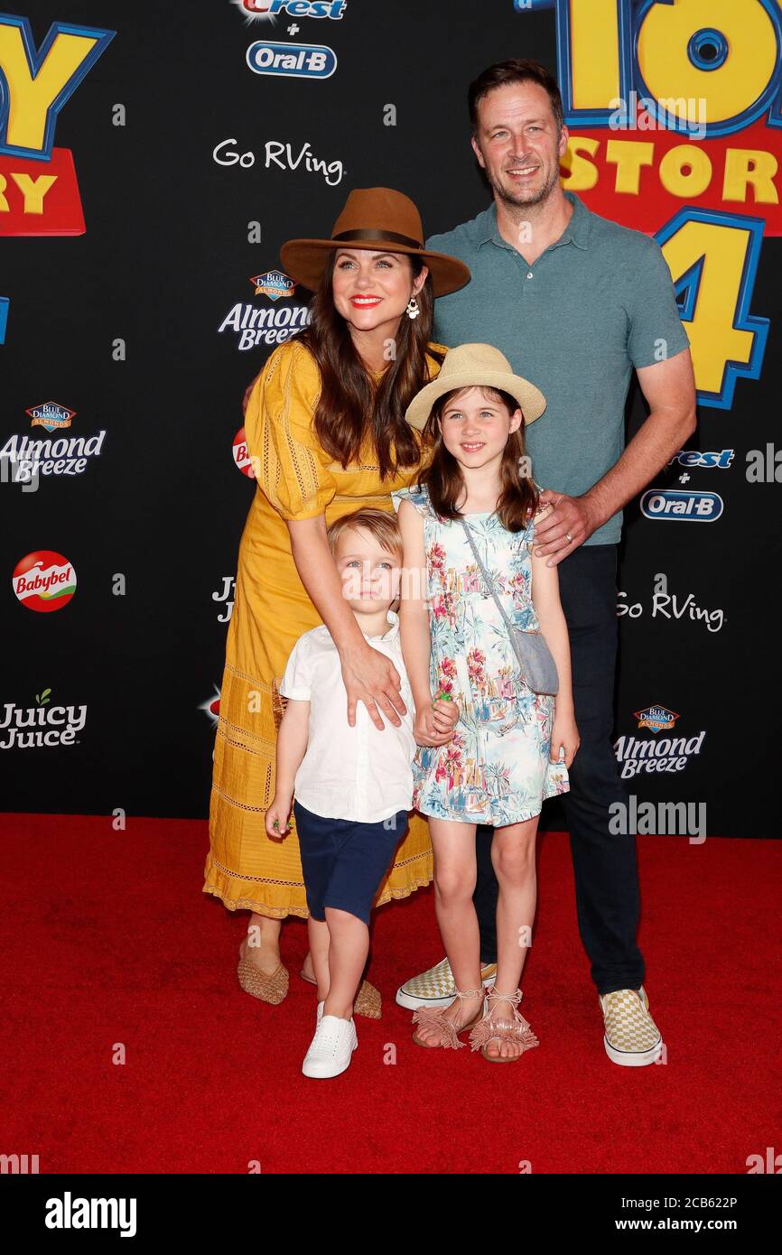 LOS ANGELES - 11 JUIN : Tiffani Thiessen, Brady Smith, fils Holt Smith, fille Harper Smith à la première « Toy Story 4 » au théâtre El Capitan le 11 juin 2019 à Los Angeles, en Californie Banque D'Images