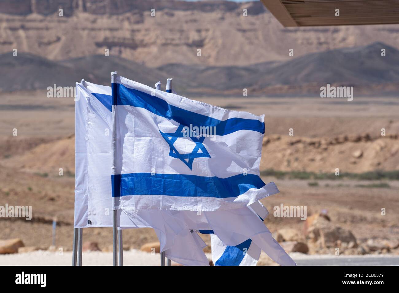 Les drapeaux israéliens soufflent dans le vent. Photographié dans le désert du Néguev, Israël Banque D'Images