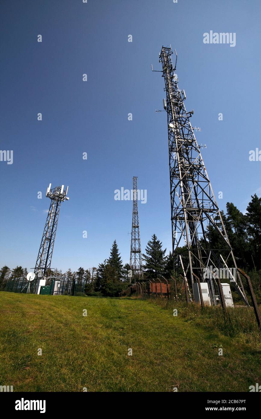 Mâts de communication radio et téléphonique au sommet de Gaer Hill, dans le Monbucshire. Pays de Galles, Royaume-Uni Banque D'Images