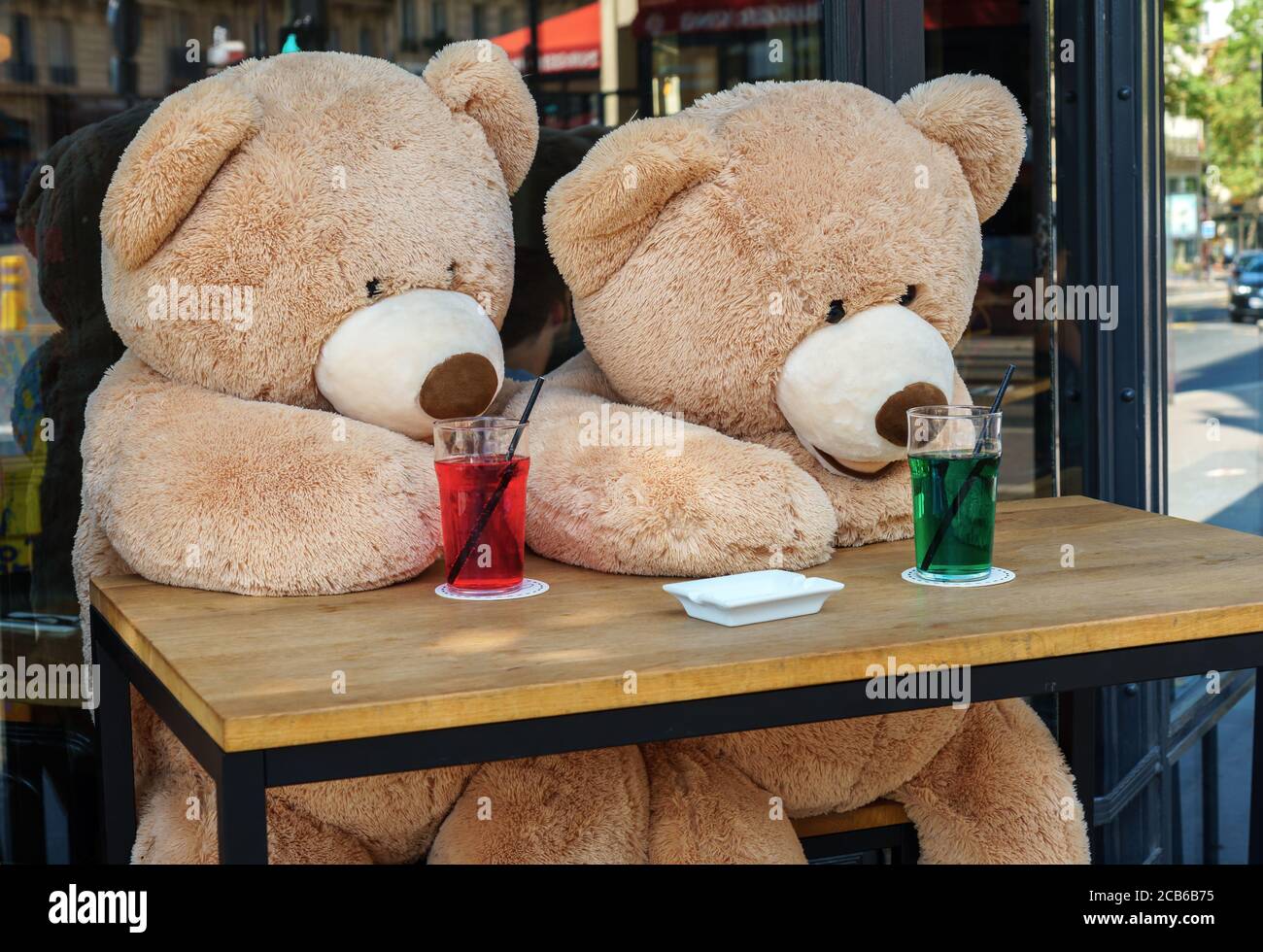 Ours en peluche au café le Choupinet à Paris, France Photo Stock - Alamy