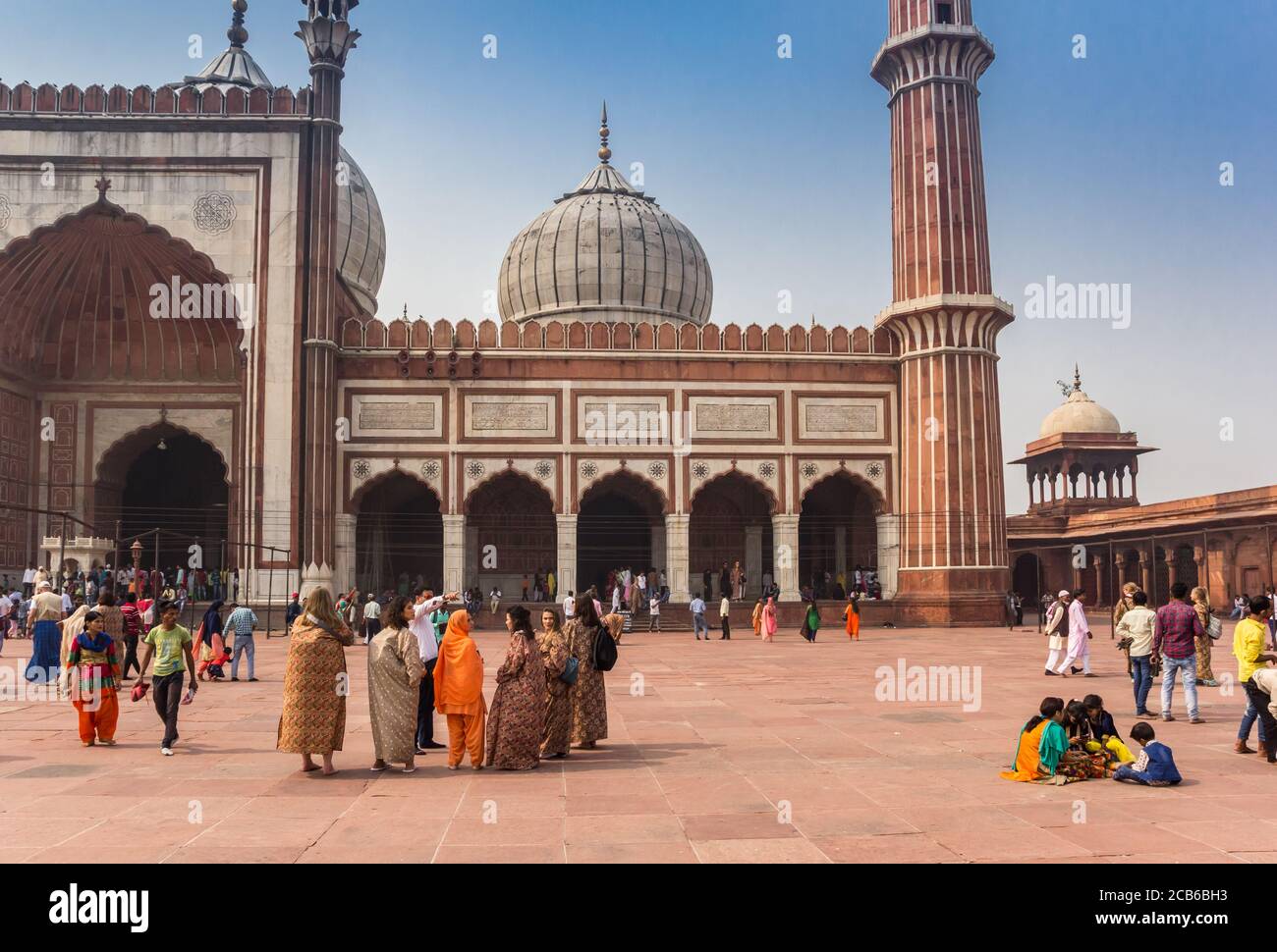 Personnes sur la place de la mosquée de Jama Masjid à New Delhi, Inde Banque D'Images