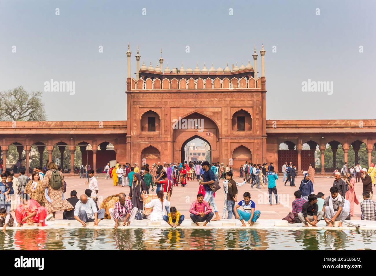 Les gens à l'étang de la mosquée Jama Masjid à New Delhi, Inde Banque D'Images