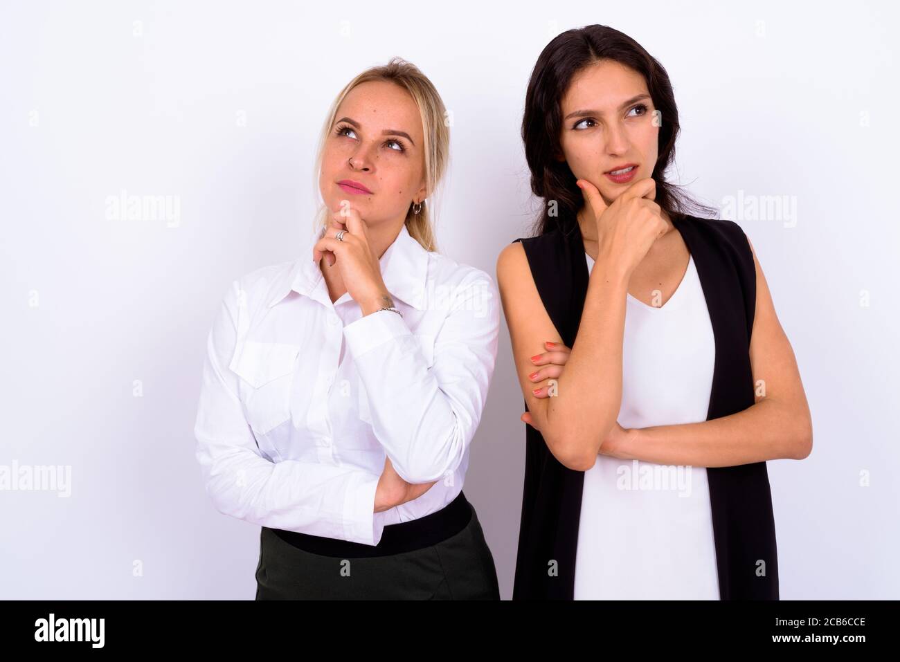 Portrait de deux jeunes femmes d'affaires magnifiques ensemble Banque D'Images