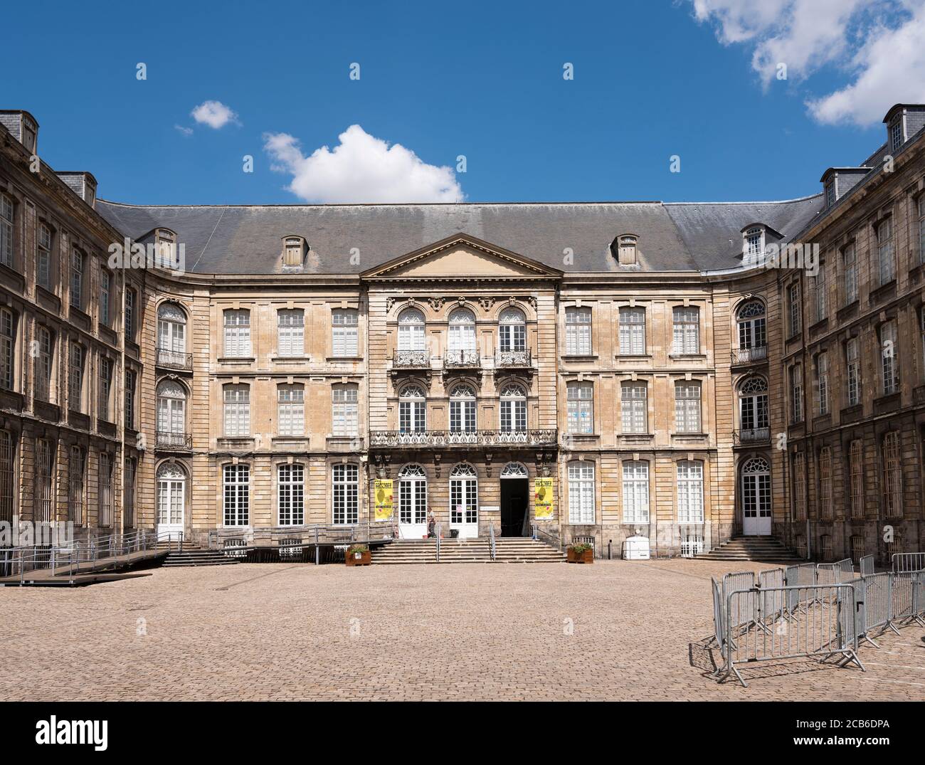 ouvrier de construction au musée d'arras le jour ensoleillé Banque D'Images