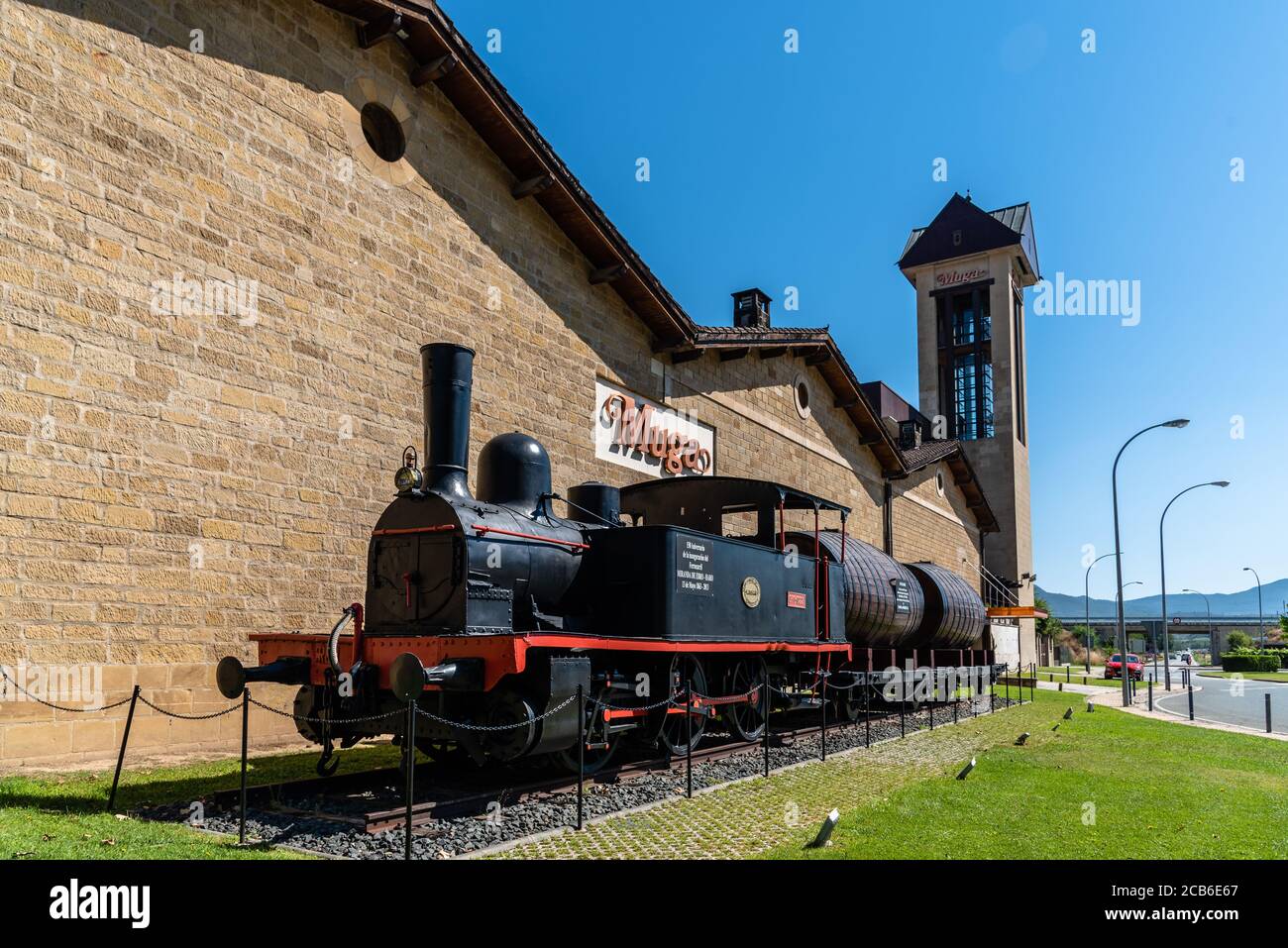 Haro, Espagne - 6 août 2020 : ancien train dans la cave de vinification de Muga Banque D'Images