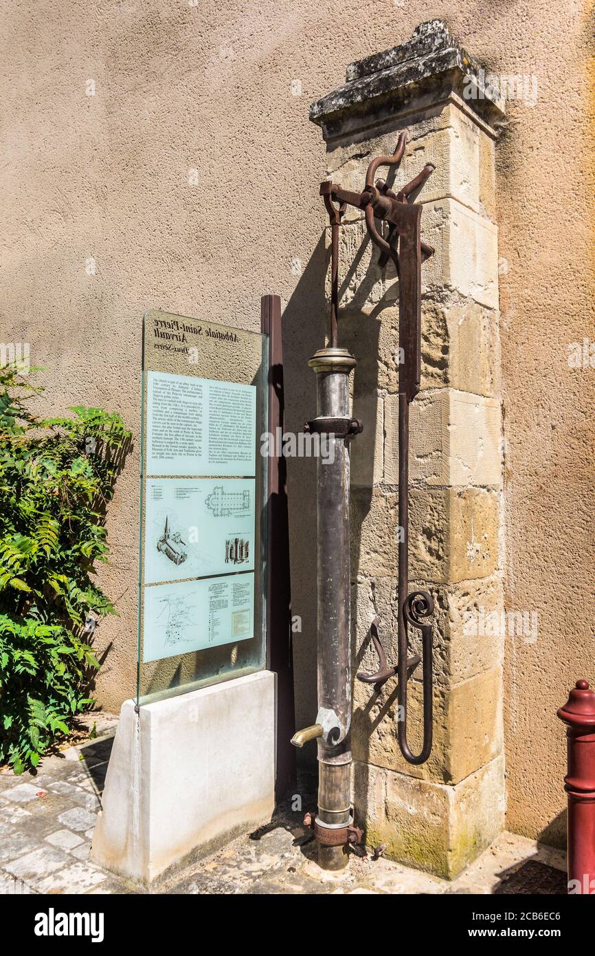 Pompe publique à la source d'eau souterraine sur place devant l'église Saint-Pierre - Airvault, deux-Sèvres, France. Banque D'Images