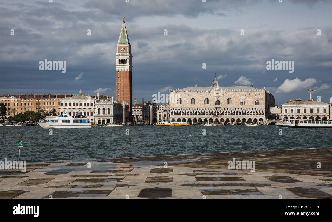 Venedig, Bacino San Marco - v.l.N.r.: Zecca Bibliotheca Marciana Campanile Uhrturm Dogenpalast (Palazzo Ducale) Seufzerbrücke Staatsgefängnis Banque D'Images