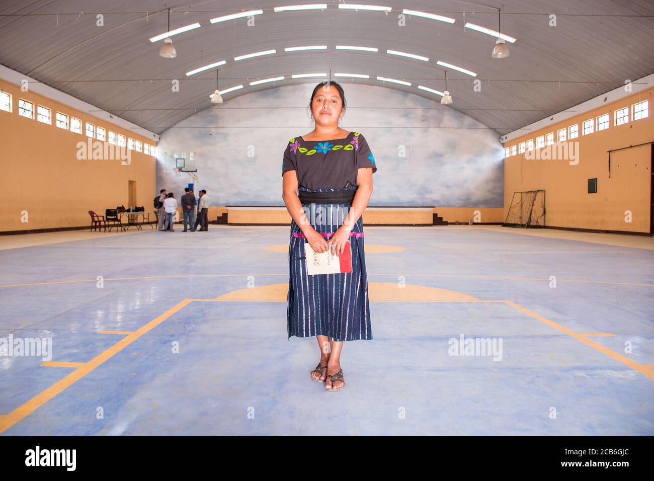 Guatemala City / Guatemala - 27 août 2015 : Portrait d'une femme autochtone avec carnet à la main dans la salle d'activités de l'école publique Banque D'Images