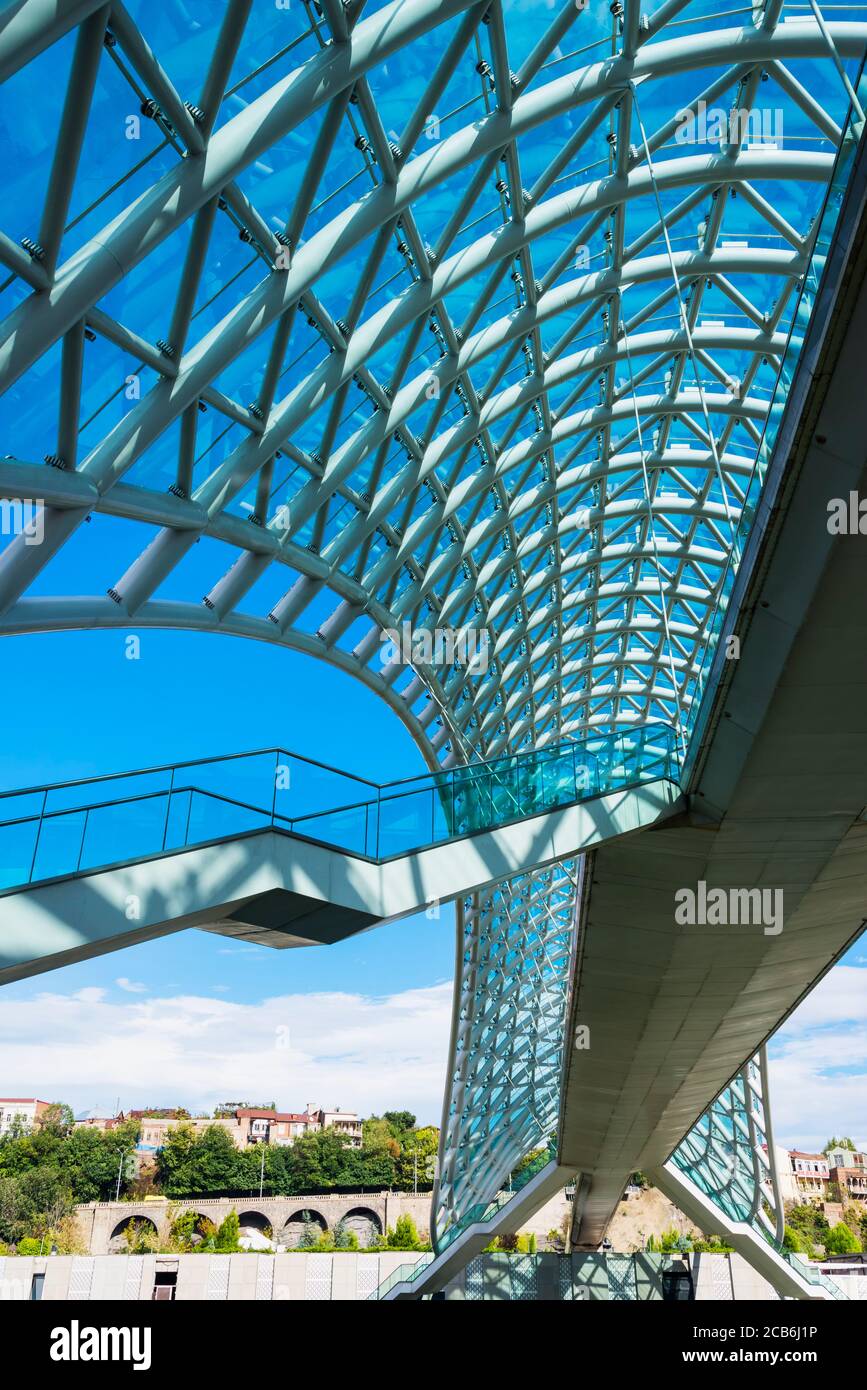 Pont de la paix sur la rivière Mtkvari, conçu par l'architecte italien Michele de Lucci, Tbilissi, Géorgie, Caucase, Moyen-Orient, Asie Banque D'Images