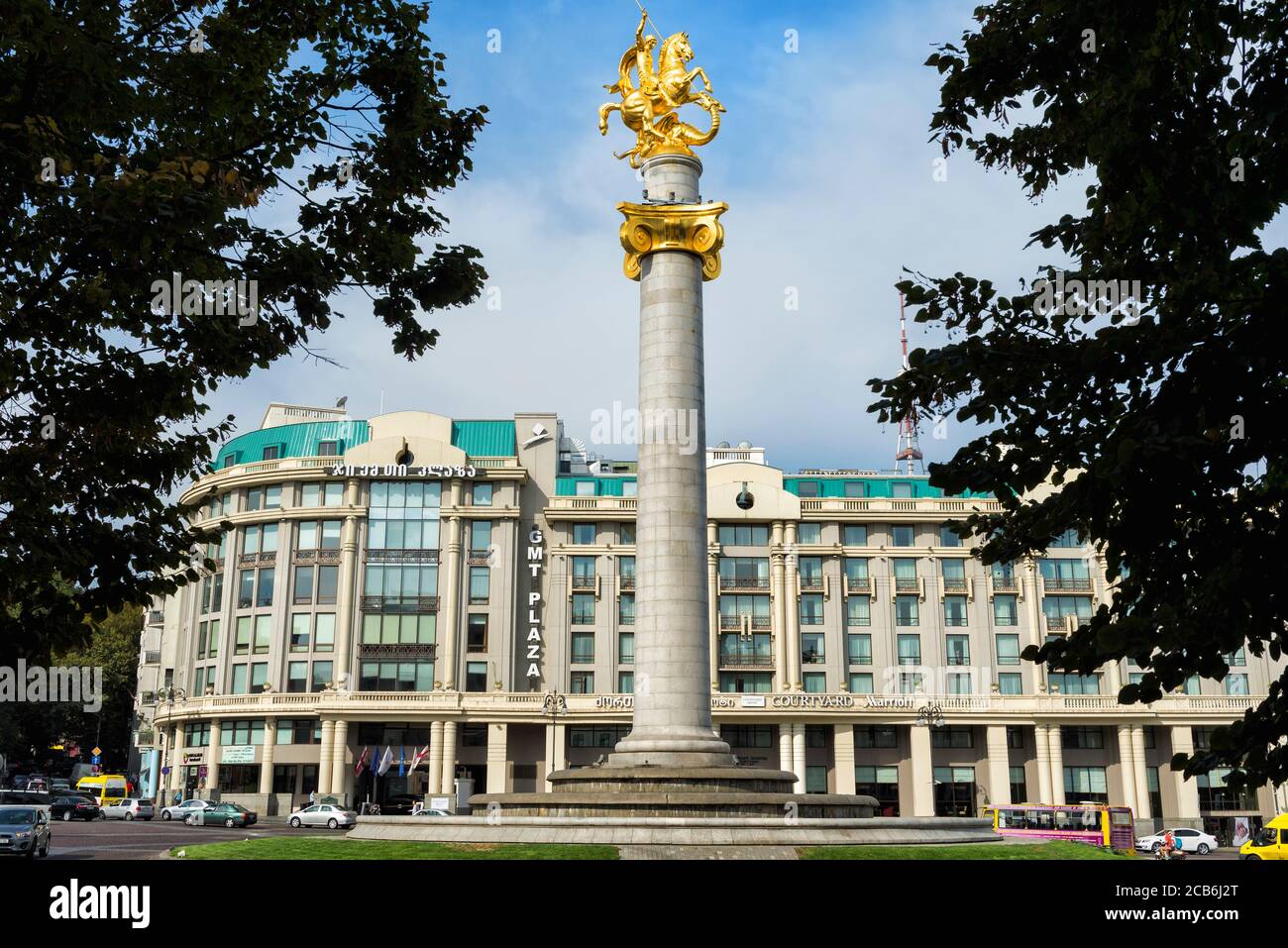 La place de la liberté et la statue dorée de Saint George combattant le dragon, Tbilissi, Géorgie, Caucase, Moyen-Orient, Asie Banque D'Images