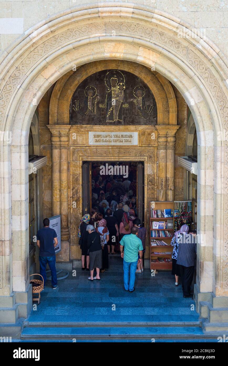 Personnes entrant dans la cathédrale de Sioni, Tbilissi, Géorgie, Caucase, Moyen-Orient, Asie Banque D'Images