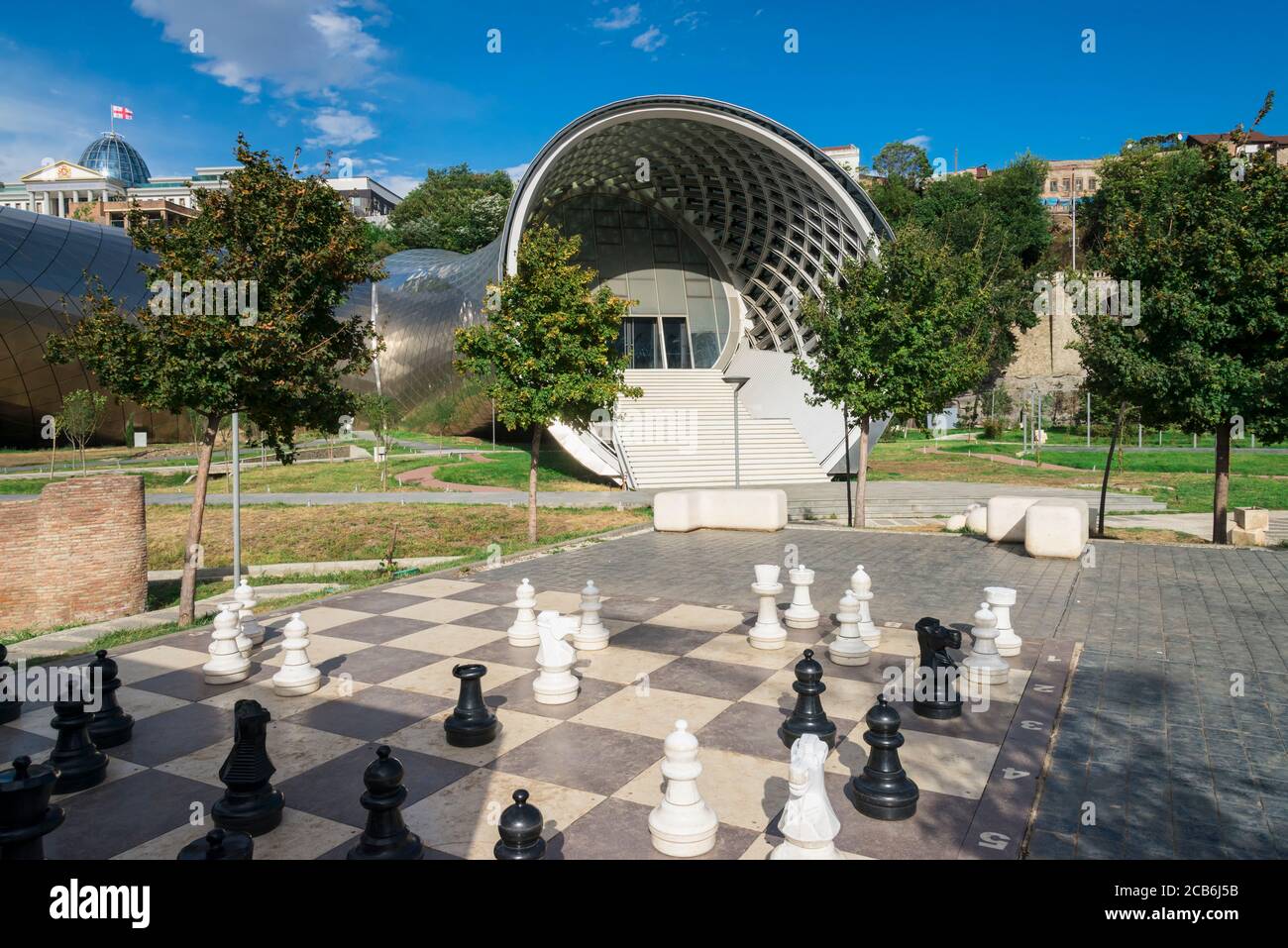 Jeu d'échecs géant en face de la salle de concert et d'exposition, Rike Parc, Tbilissi, Géorgie, Caucase, Moyen-Orient, Asie Banque D'Images
