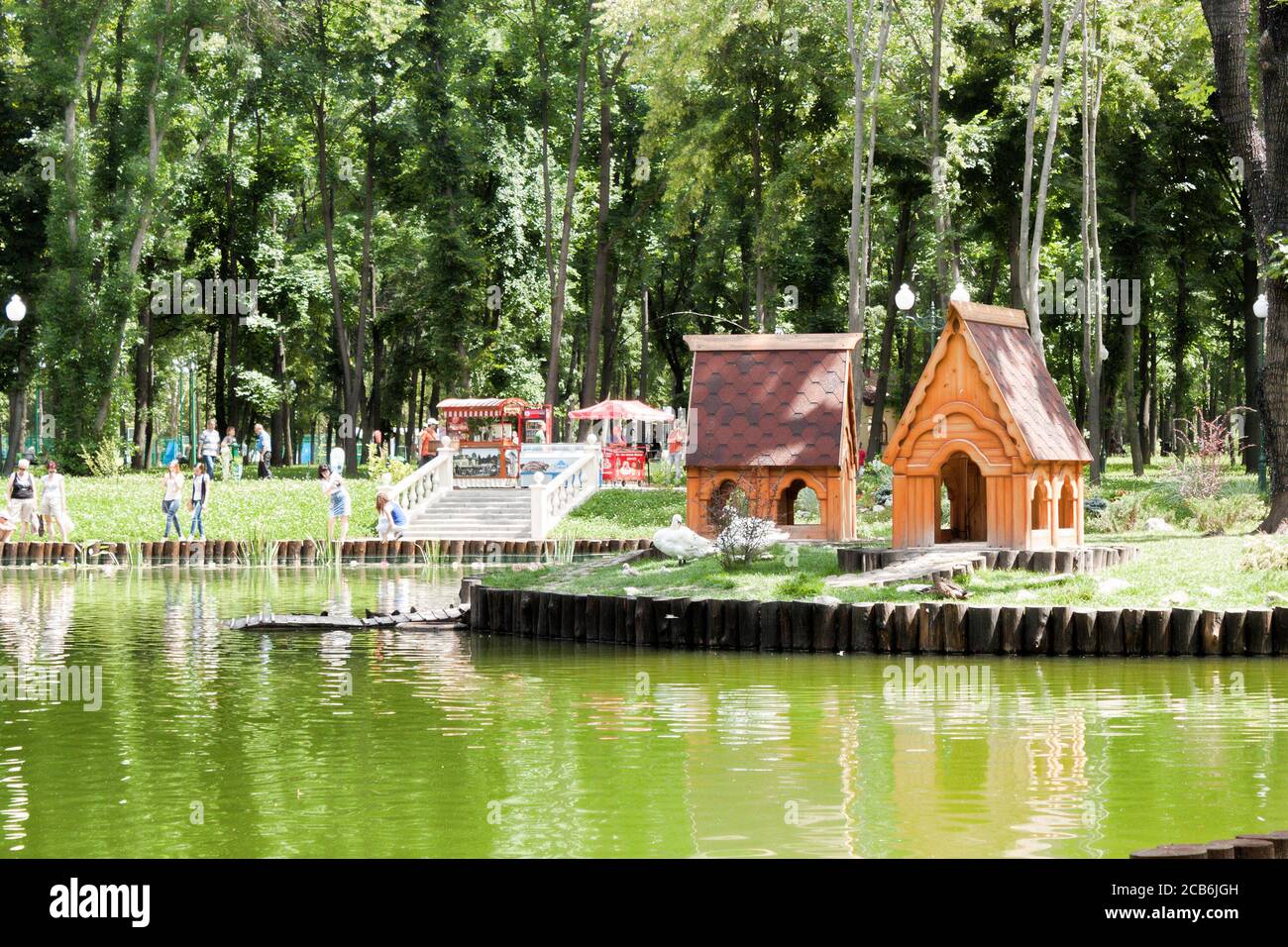 KHARKIV, UKRAINE - 9 JUILLET 2014 : le lac dans le parc Gorky à Kharkov, il y a toujours beaucoup de visiteurs Banque D'Images