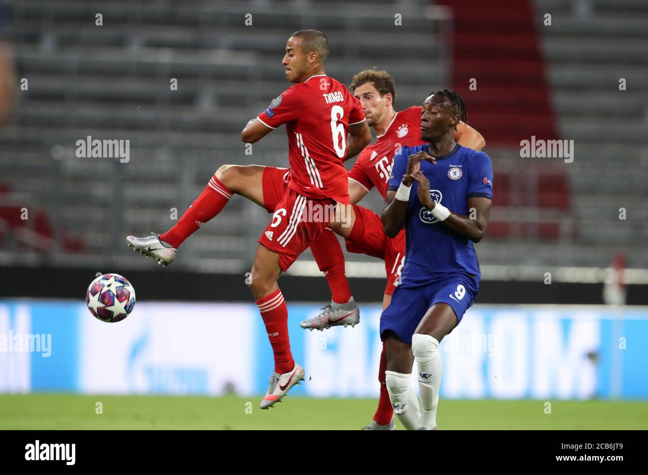 Munich, Allemagne, 8 août 2020, Thiago ALCANTARA, FCB 6 concourir pour le ballon, s'attaquer, duel, header, zweikampf, action, lutte contre Tammy ABRAHAM, Chelsea 9 dans le match de la Ligue des Champions FC BAYERN MUENCHEN - FC CHELSEA 4-1 dans der 1.Bundesliga, saison 2019/2020, © Peter Schatz / Alamy stock photos / Stefan Matzke/Samics/Pool important: PAS DE VENTE SECONDAIRE (RE-) DANS LES 48h APRÈS LE LANCEMENT des agences de presse nationales et internationales HORS usage éditorial SEULEMENT Banque D'Images