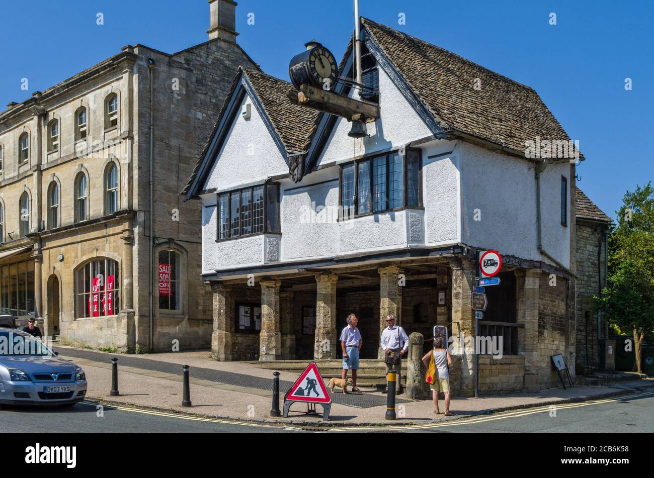 Bâtiment Tudor à Burford, Cotswolds, Oxfordshire, Royaume-Uni ; aujourd'hui le musée Tolsey dédié à la culture sociale et professionnelle de la ville. Banque D'Images