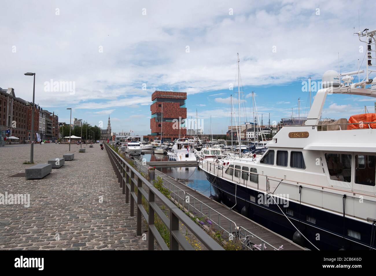 Anvers, Belgique, le 19 juillet 2020, le musée sur la rivière a également appelé le MAS avec la marina et les bateaux Banque D'Images