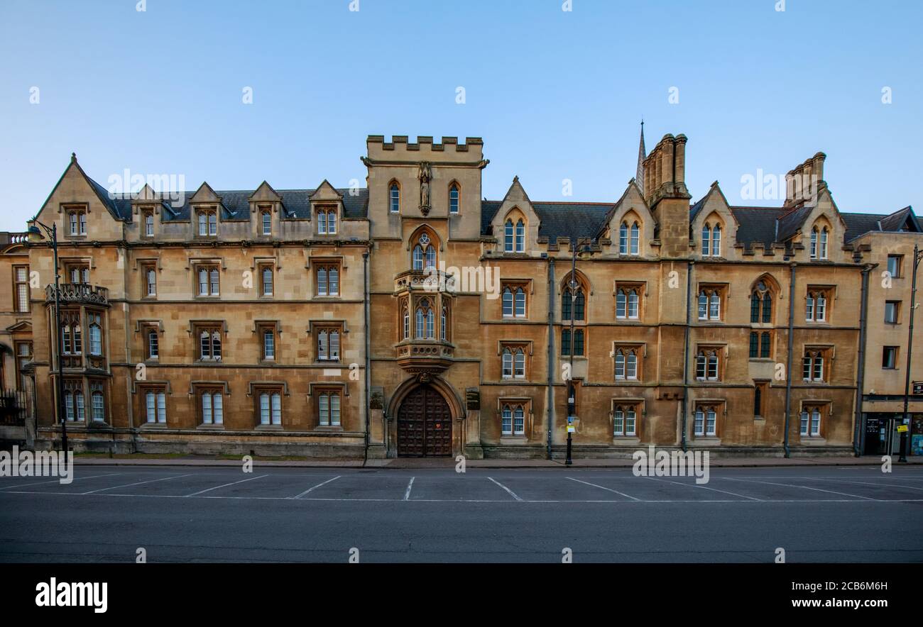 Exeter College sur Broad Street à Oxford sans personne ni véhicule. Tôt le matin. Oxford, Angleterre, Royaume-Uni. Banque D'Images