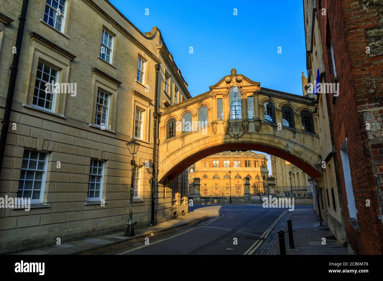 Hertford Bridge, Bridge of Soupirs, à Oxford au lever du soleil avec Sheldonian Theatre derrière lui et pas de gens autour, tôt le matin sur une journée claire avec l'esprit Banque D'Images