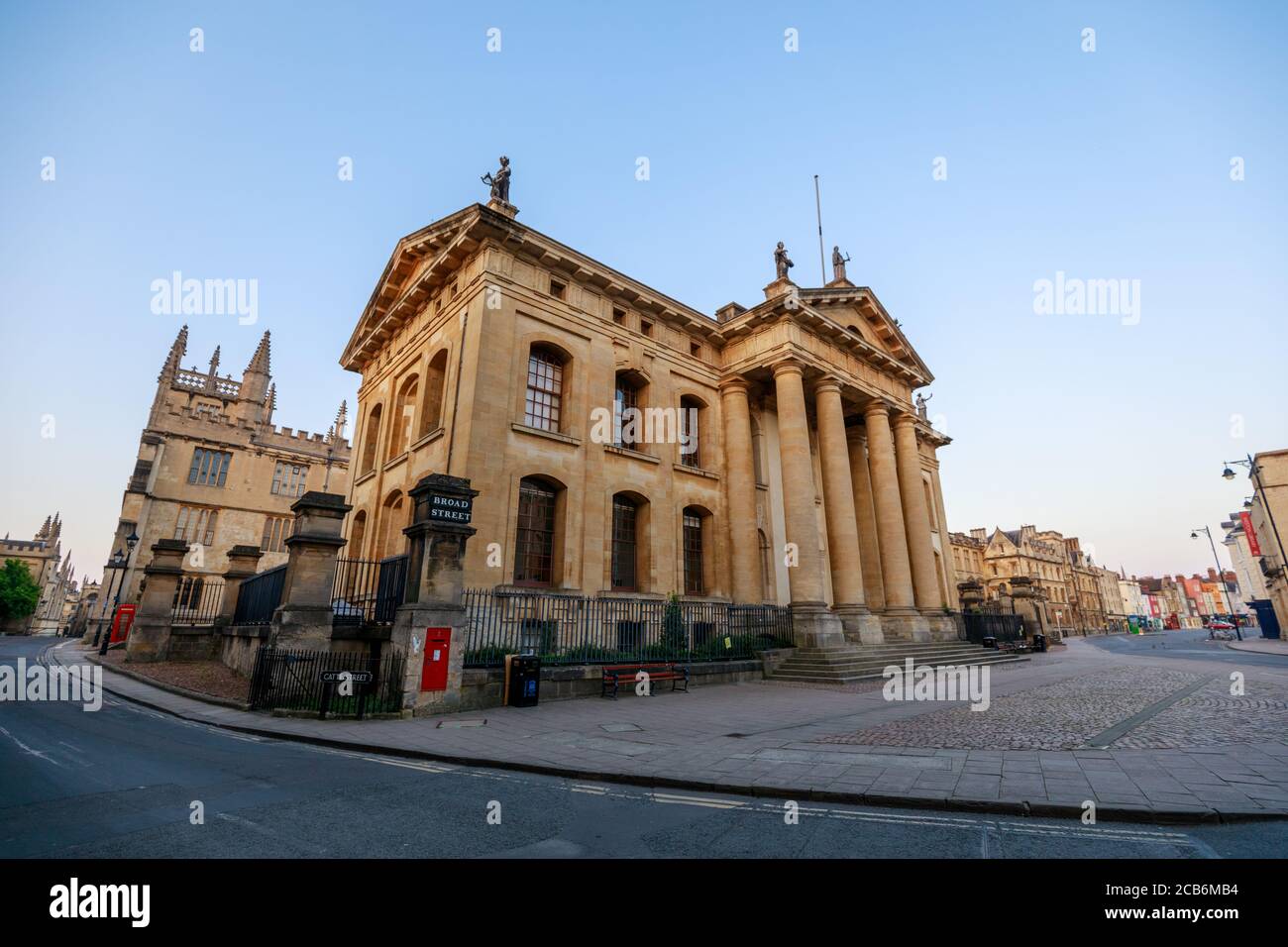 Le Clarendon Building et Broad Street à Oxford sans personne. Tôt le matin. Oxford, Angleterre, Royaume-Uni. Banque D'Images