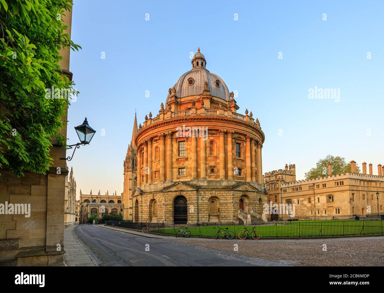 La caméra Radcliffe à Oxford au lever du soleil sans personne, tôt le matin, par temps clair et ciel bleu. Oxford, Angleterre, Royaume-Uni. Banque D'Images