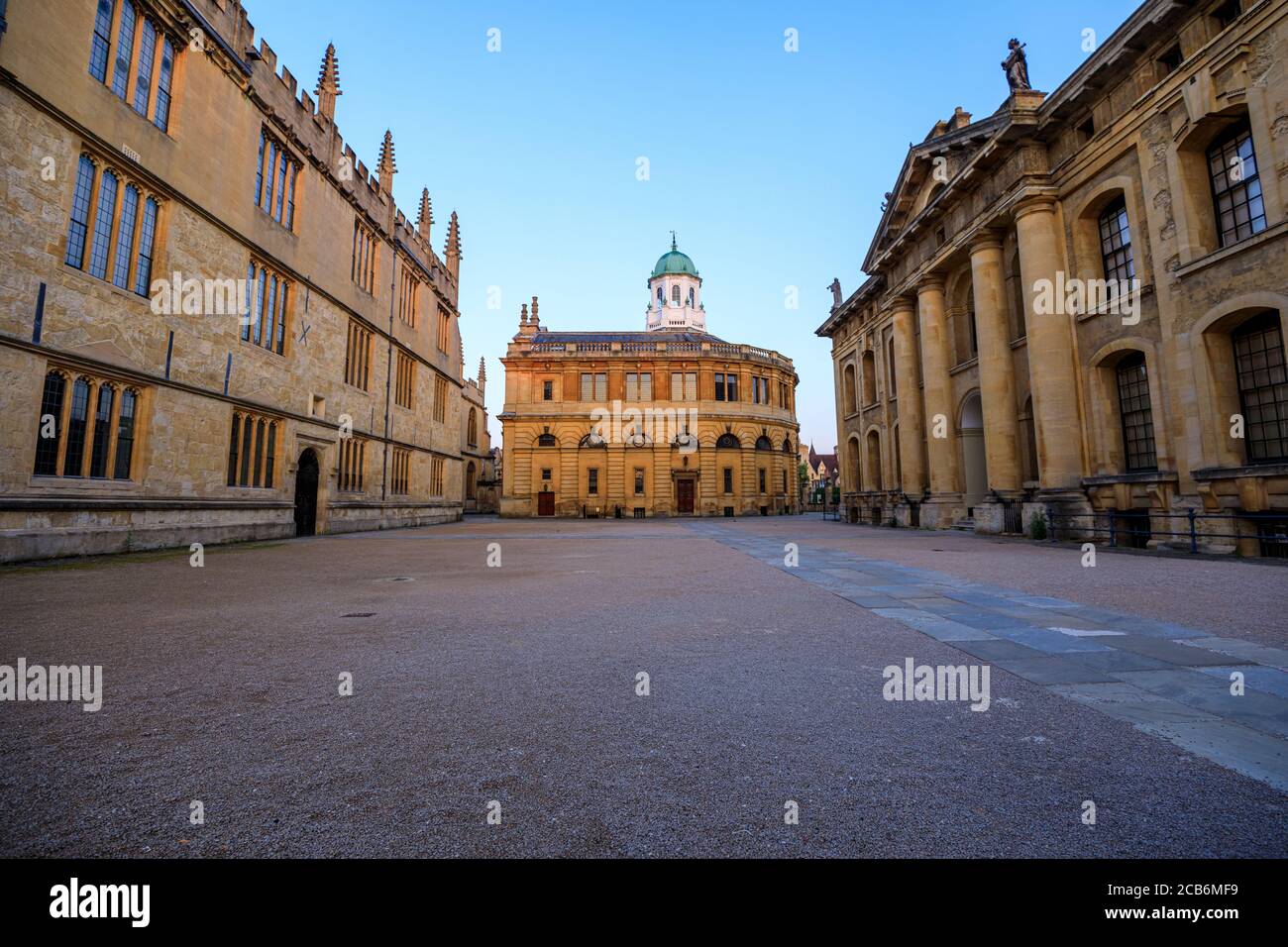 Le côté du théâtre Sheldonian et du Clarendon Building sans personne, tôt le matin. Oxford, Angleterre, Royaume-Uni. Banque D'Images