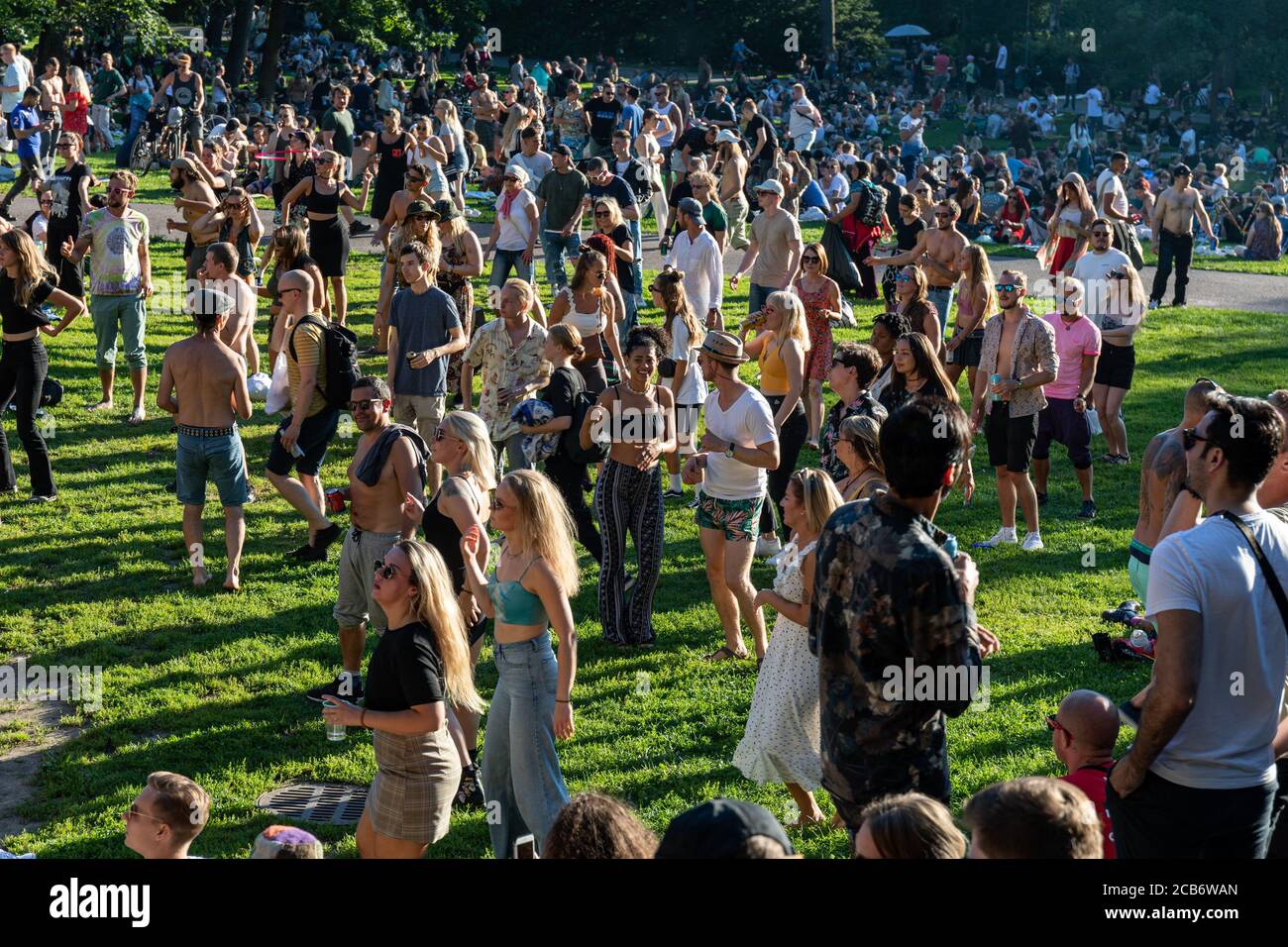 Les jeunes dansent à Teknopicnic, fête de danse techno en plein air gratuite dans le parc Alppipuisto, Helsinki, Finlande Banque D'Images