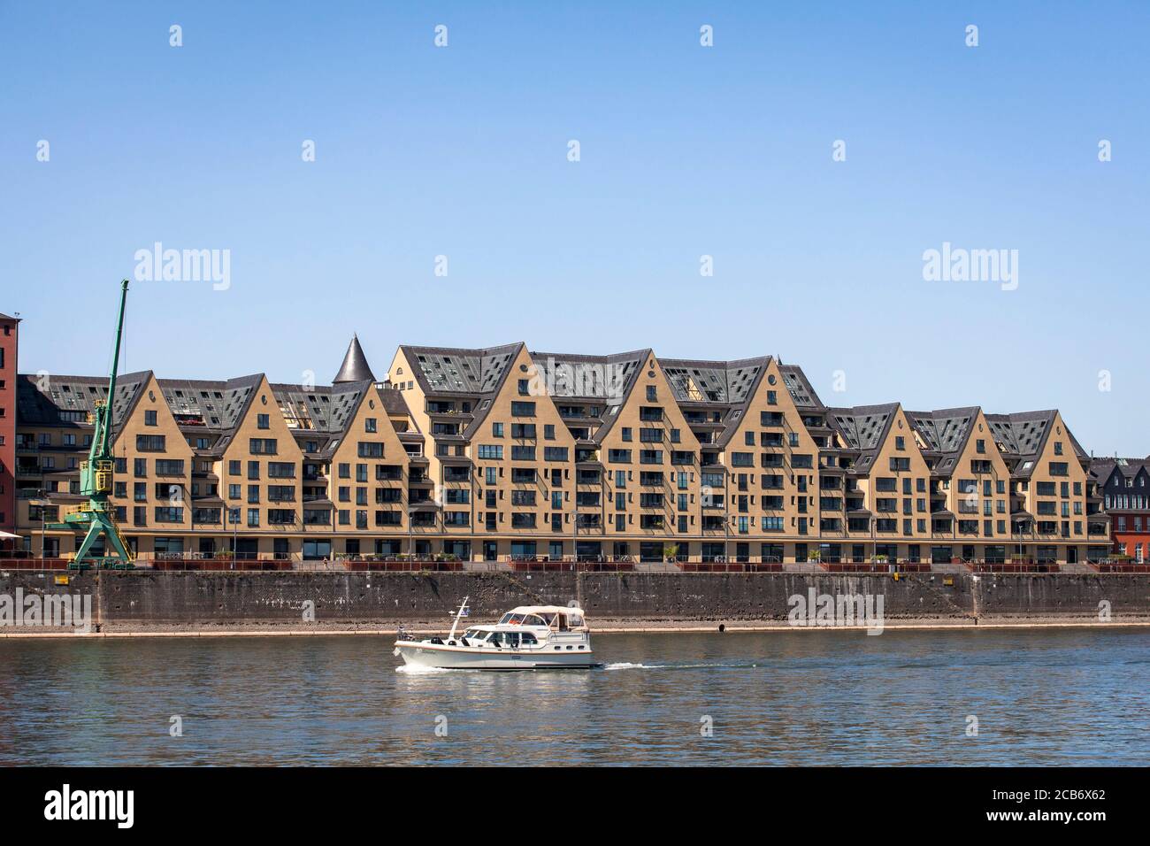 Vue sur le Rhin jusqu'à l'ancienne maison de campagne dans le port de Rheinau, Cologne, Allemagne. Blick ueber den Rhein zum alten Speicher, genannt Siebengeb Banque D'Images