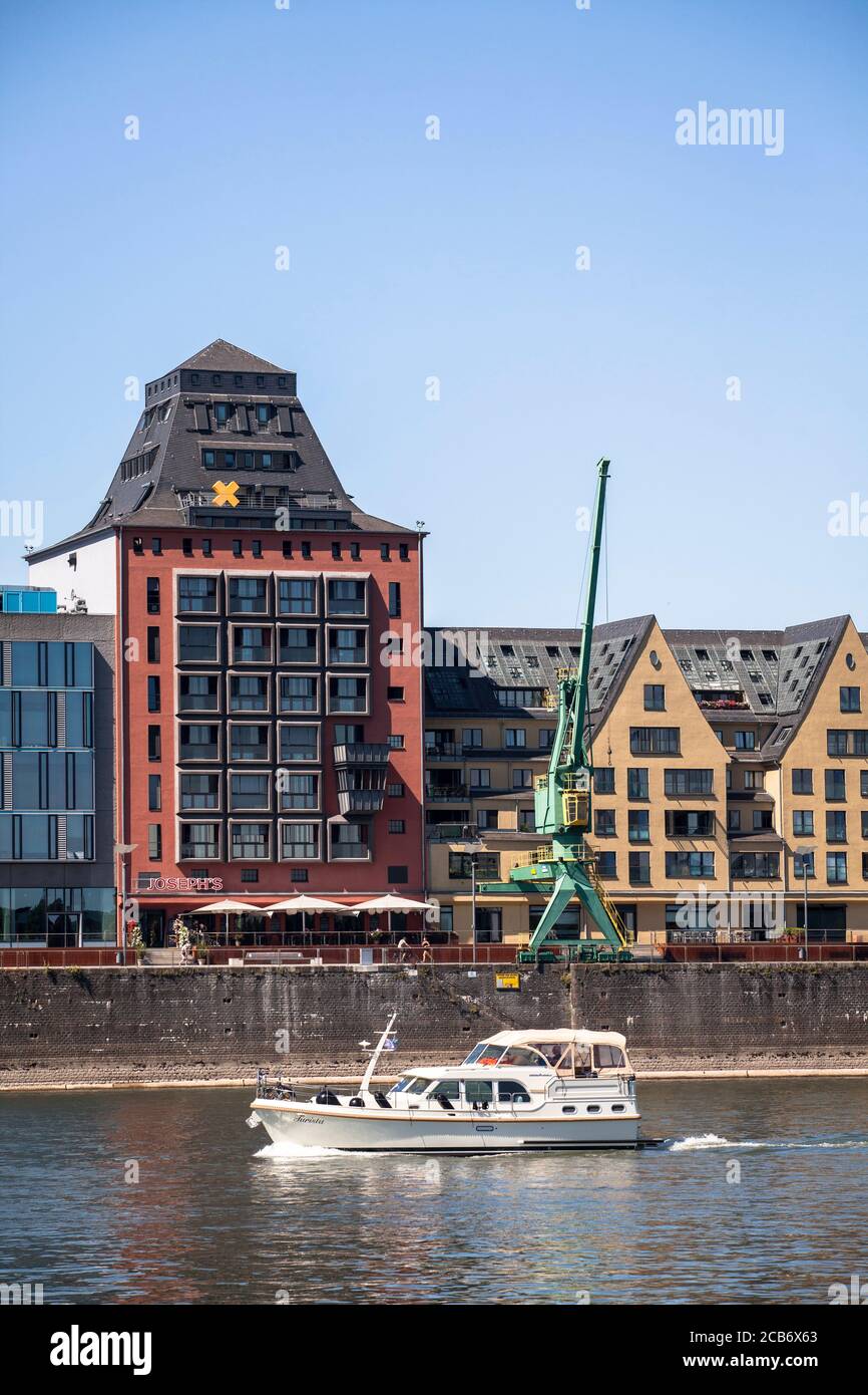 Vue sur le Rhin jusqu'au bâtiment de bureaux Silo 23, un ancien grenier du port de Rheinau, Cologne, Allemagne. Blick ueber den Rhein zum Buerog Banque D'Images