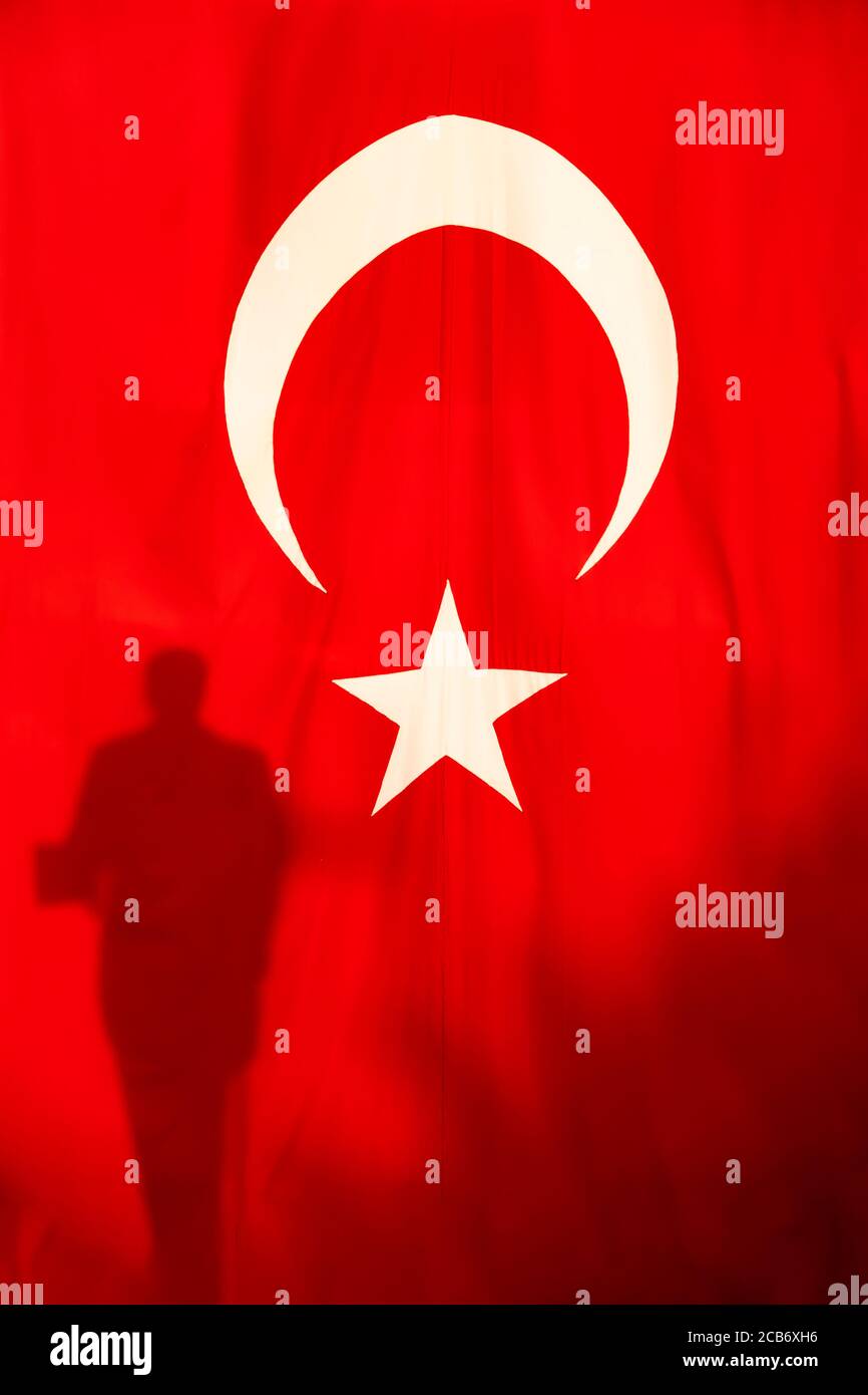 Drapeau national turc et ombre de la statue d'ataturk. (23 avril, 19 mai, 30 août, 29 octobre, 10 novembre) Banque D'Images