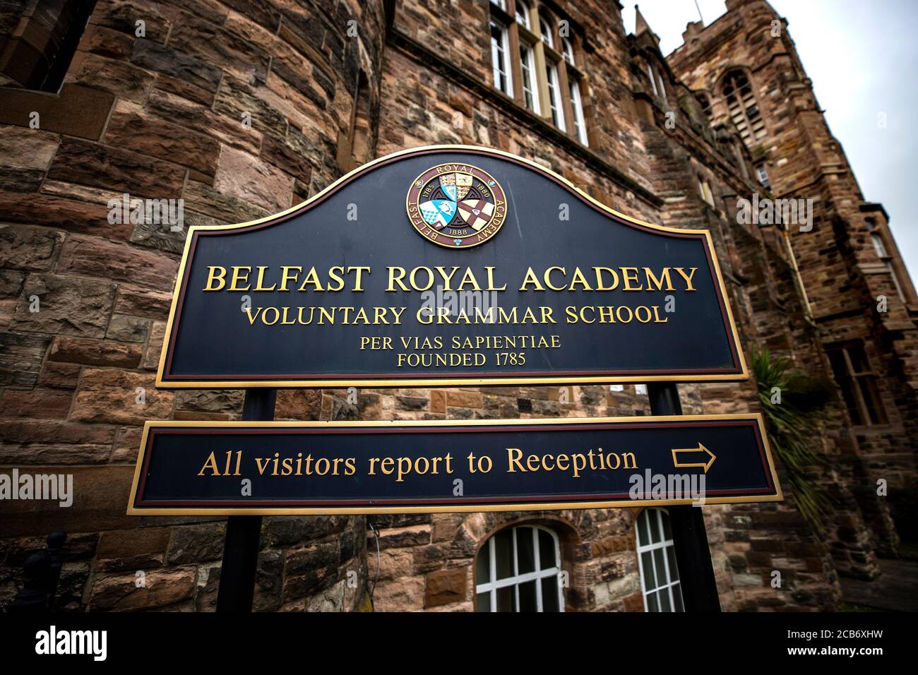 Panneau à l'extérieur du bâtiment principal de la Belfast Royal Academy en Irlande du Nord. L'école de grammaire a contacté les parents par e-mail pour les informer qu'il est obligatoire pour les élèves et le personnel de porter des couvertures de visage lorsqu'ils retournent à l'école. Banque D'Images