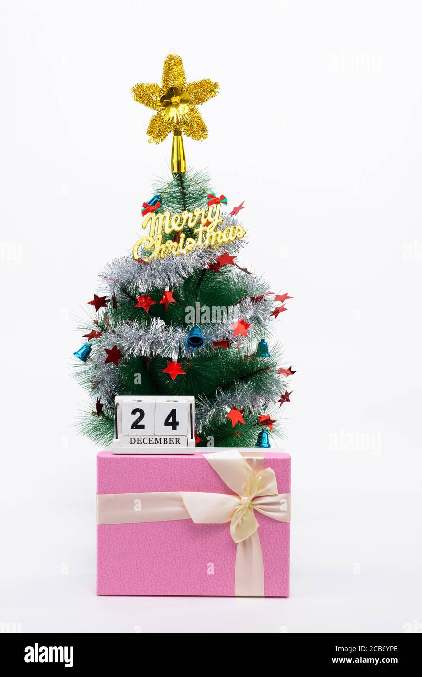 Boîte cadeau de Noël avec calendrier du 24 décembre sous décoration de Noël Arbre avec texte Joyeux Noël Banque D'Images