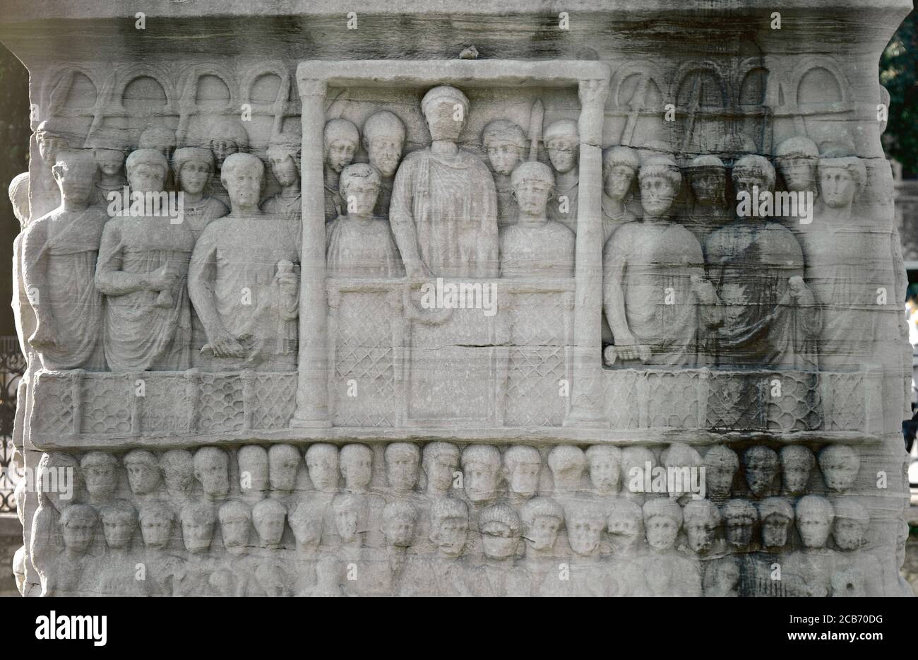 Obélisque de l'empereur romain Théodosius.4e siècle AD. Détail du socle. Theodosius I offre des lauriers de la victoire. Hippodrome de Constantinople. Istanbul, Turquie. Banque D'Images