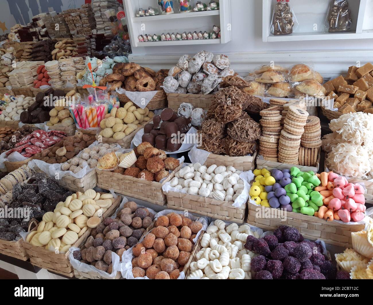 Vitrine d'une boulangerie et d'une pâtisserie avec assortiment de  différents types de sucreries locales fraîchement cuites : biscuits, bonbons  Photo Stock - Alamy