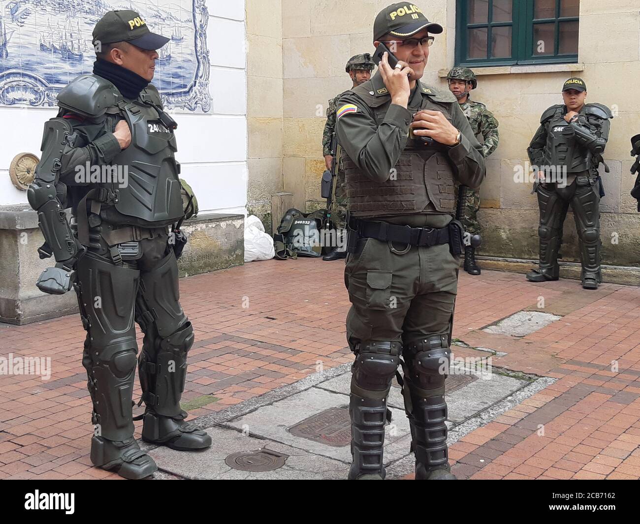 La police anti-émeutes colombienne et l'armée patrouillent dans les rues pendant les manifestations au centre-ville. Bogota / Colombie - 27 novembre 2019. Banque D'Images