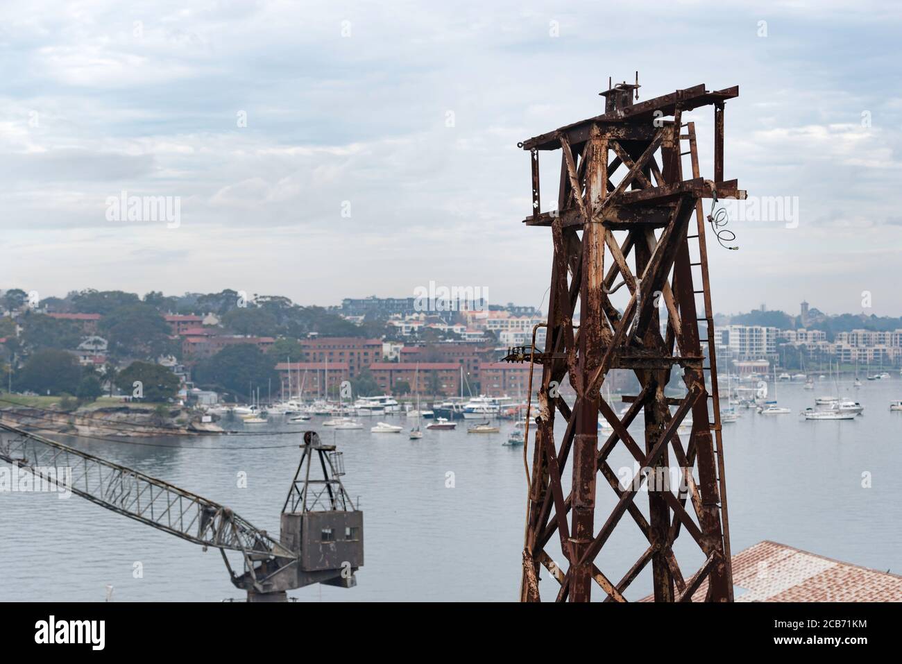 Deux vieilles grues de chantier naval et des grues de chantier disutilisées sur le chantier naval de Cockatoo Island, dans le port de Sydney, en Nouvelle-Galles du Sud, en Australie Banque D'Images