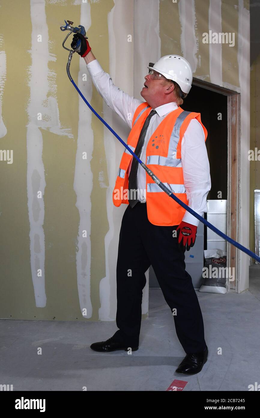 Le Premier ministre Boris Johnson lors d'une visite au chantier de construction de l'hôpital du comté de Hereford, dans le Herefordshire. L'hôpital est en expansion avec un bâtiment modulaire de trois étages, offrant 72 nouveaux lits sur trois salles, actuellement en construction et devrait ouvrir en 2021. Banque D'Images