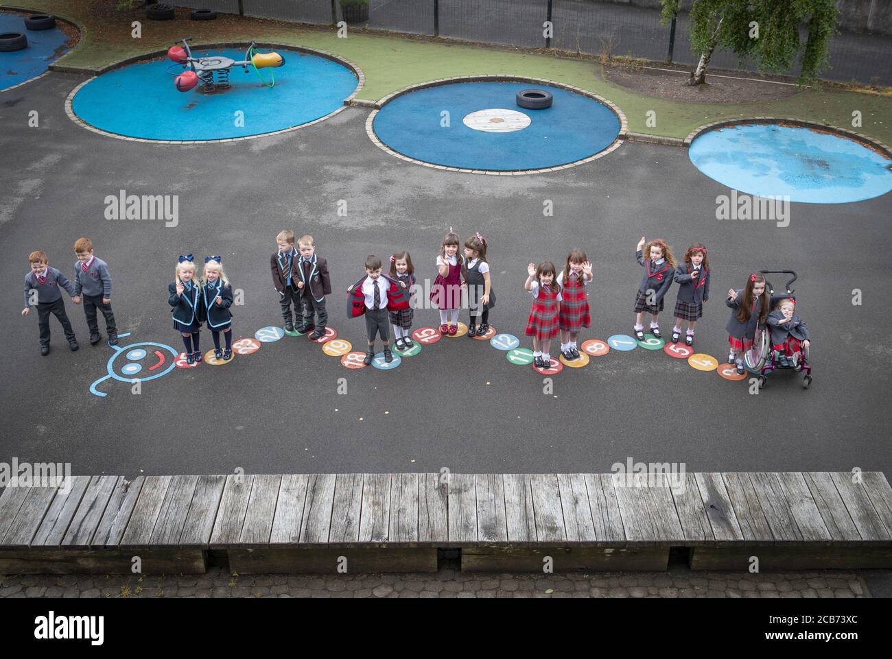 (De gauche à droite) Connor et John Branchfield, Alice et Penny Beer, Ben et Josh Cairns, Stuart et Emily Miller, Malena et Lola Perez, Aria et Isla McLaughlin, Eva et Iona Metcalfe et Lianna et Kali Ptolomey, huit ensembles de jumeaux de la région d'Inverclyde, Posez pour une photo à Newark Primary à Port Glasgow, avant leur première journée d'école. Banque D'Images