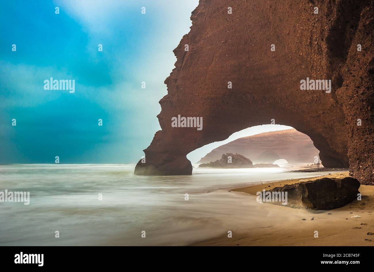 Arches rouges de la plage de Legzira, Maroc. Banque D'Images