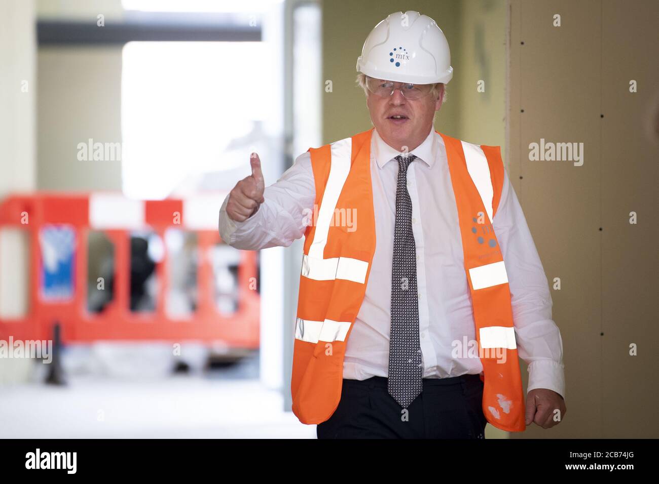 Le Premier ministre Boris Johnson lors d'une visite au chantier de construction de l'hôpital du comté de Hereford, dans le Herefordshire. L'hôpital est en expansion avec un bâtiment modulaire de trois étages, offrant 72 nouveaux lits sur trois salles, actuellement en construction et devrait ouvrir en 2021. Banque D'Images