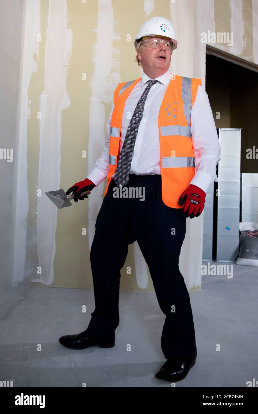 Le Premier ministre Boris Johnson lors d'une visite au chantier de construction de l'hôpital du comté de Hereford, dans le Herefordshire. L'hôpital est en expansion avec un bâtiment modulaire de trois étages, offrant 72 nouveaux lits sur trois salles, actuellement en construction et devrait ouvrir en 2021. Banque D'Images