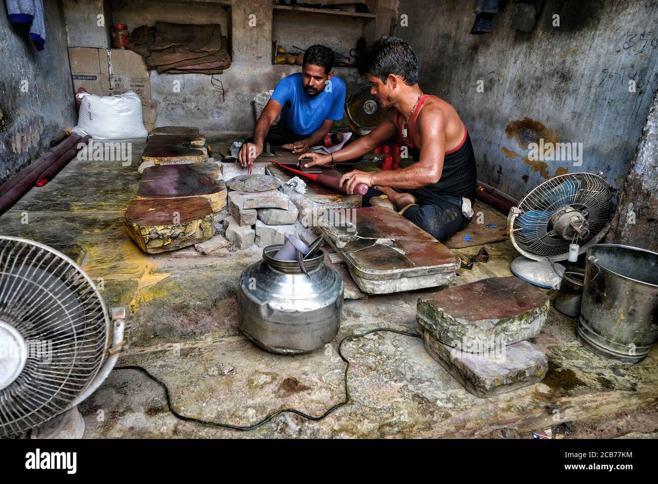 Bundi, Inde - août 2020: Deux hommes faisant des bracelets dans un petit atelier dans la vieille ville de Bundi le 10 août 2020 à Bundi, Rajasthan. Inde Banque D'Images